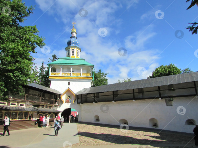 Скачать Святые врата с церковью святого Корнилия фотосток Ozero