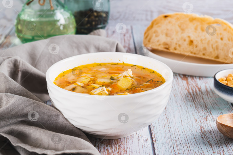 Скачать Суп из свежей курицы с овощами в тарелке на столе фотосток Ozero