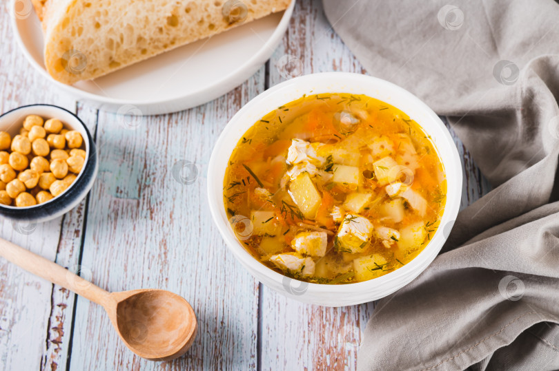 Скачать Тарелка супа на курином бульоне, с овощами и макаронами на столе фотосток Ozero