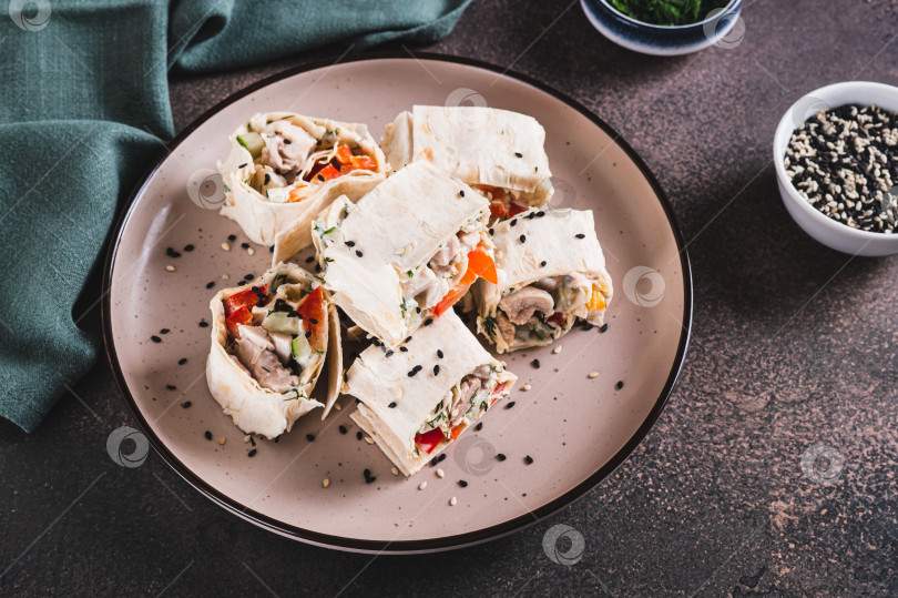 Скачать Плоские булочки с курицей и овощами на тарелке на столе фотосток Ozero