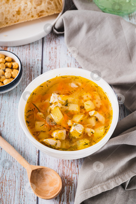 Скачать Тарелка супа с куриным бульоном, овощами и макаронами на столе, вид сверху фотосток Ozero