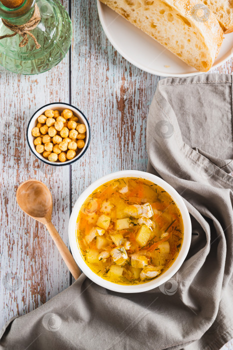 Скачать Тарелка супа с куриным бульоном, овощами и макаронами, вид сверху и по вертикали фотосток Ozero
