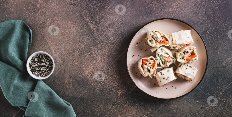 Скачать Плоские булочки с курицей и овощами на тарелке на столешнице посмотреть веб-баннер фотосток Ozero