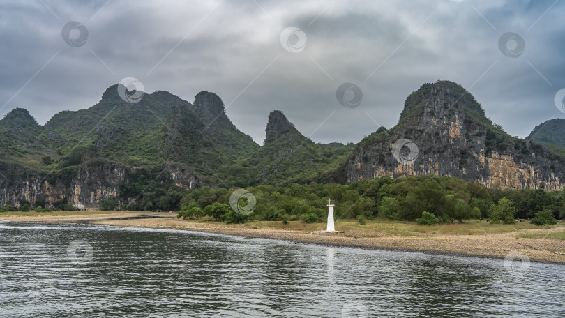 Скачать Красивая спокойная река. Рябь на блестящей воде. фотосток Ozero