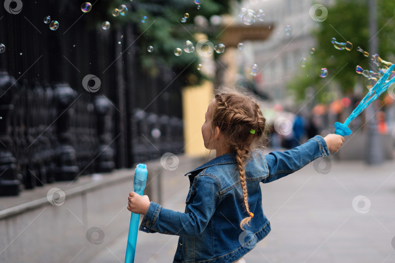 Скачать Младшая школьница на прогулке фотосток Ozero