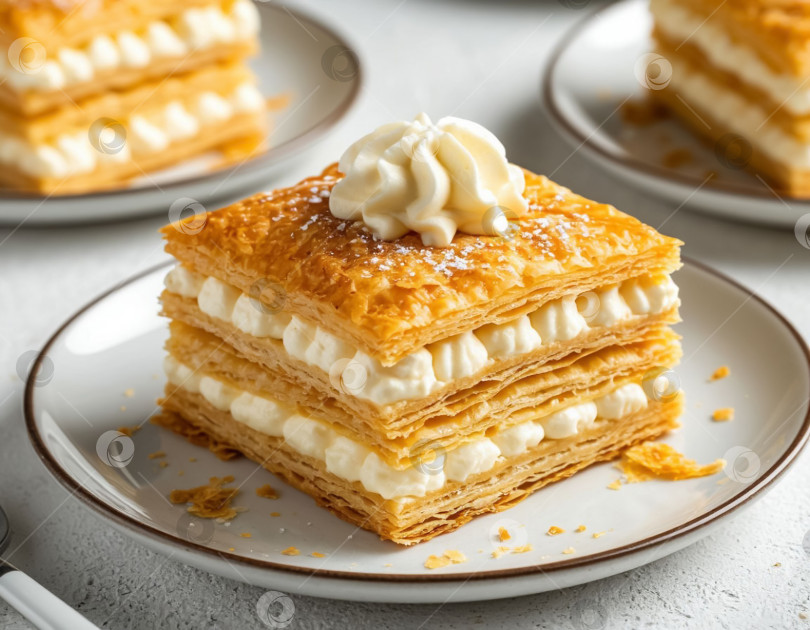 Скачать Торт из слоеного теста с кремом на белом столе. Создан искусственный интеллект. фотосток Ozero