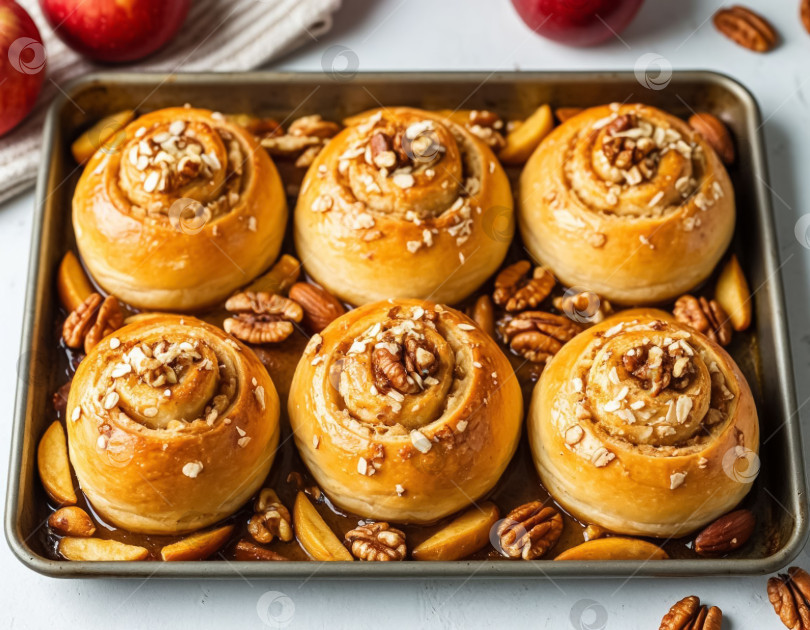 Скачать Свежие домашние булочки на противне на белом столе. Создан искусственный интеллект. фотосток Ozero