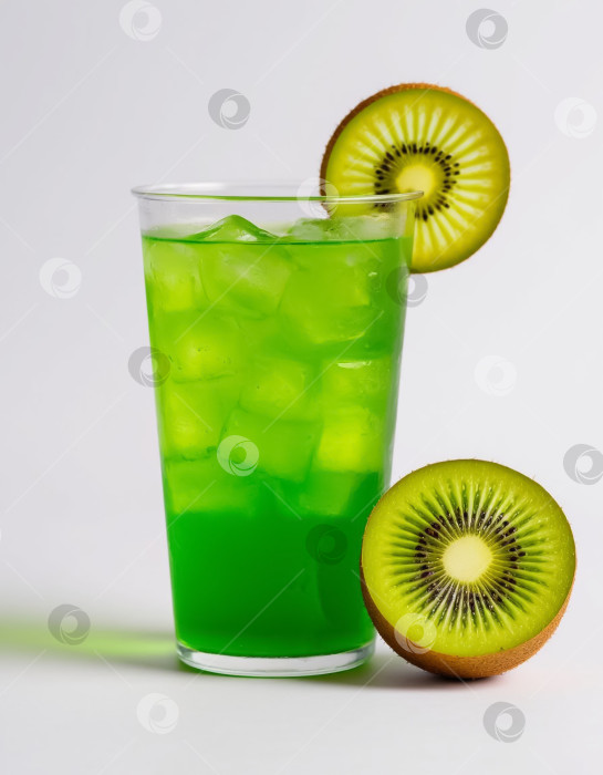 Скачать Лимонад из зеленого киви в стакане на белом фоне. Создан искусственный интеллект. фотосток Ozero
