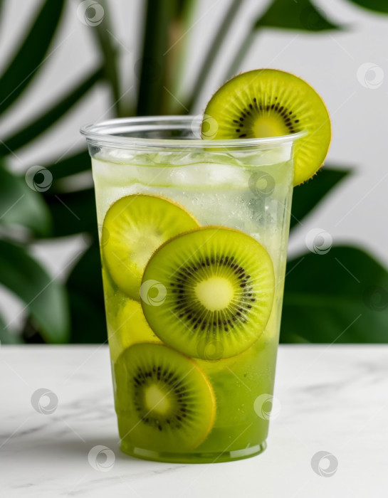 Скачать Лимонад с киви и кактусом на белом фоне. Создан искусственный интеллект. фотосток Ozero