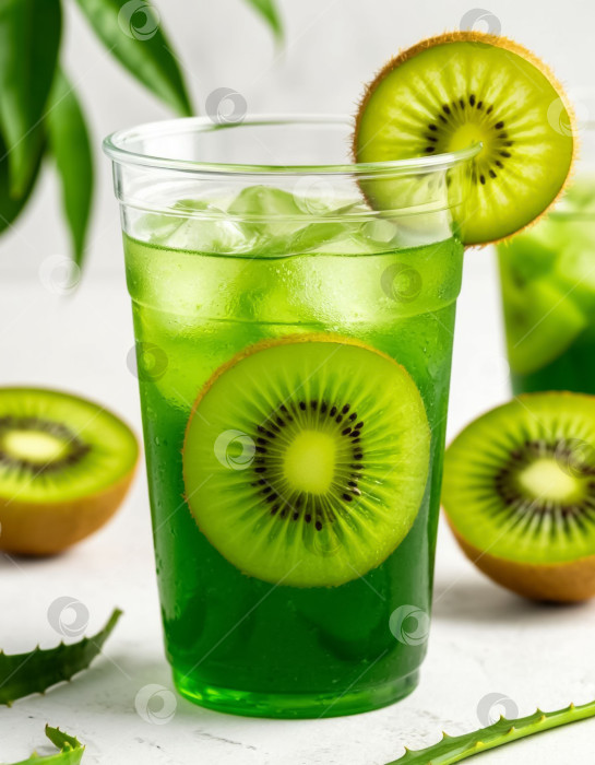Скачать Лимонад из зеленого киви в стакане на белом фоне. Создан искусственный интеллект. фотосток Ozero