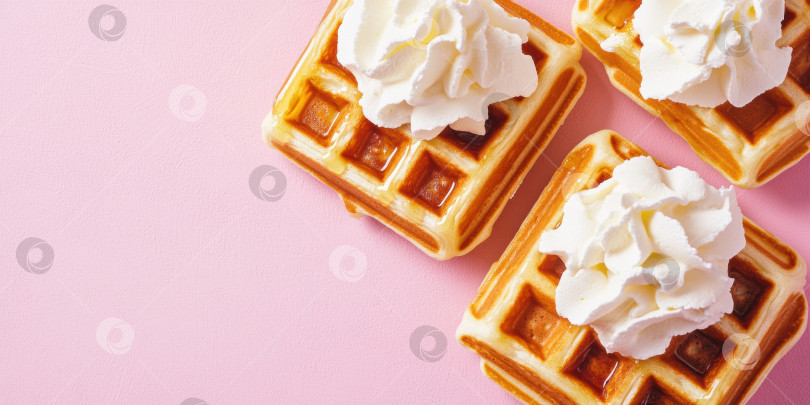 Скачать Вкусные бельгийские вафли со взбитыми сливками на розовом фоне фотосток Ozero