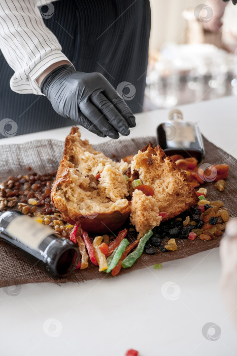 Скачать Ломаный пасхальный кулич с изюмом, приготовленный руками кулинара фотосток Ozero
