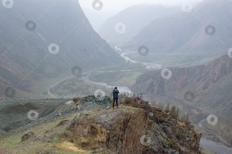 Скачать Исследователь, фотографирующий долину в Горном Алтае фотосток Ozero
