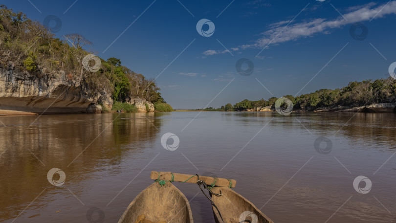 Скачать По реке плывет двойная пирога, выдолбленная из дерева. фотосток Ozero