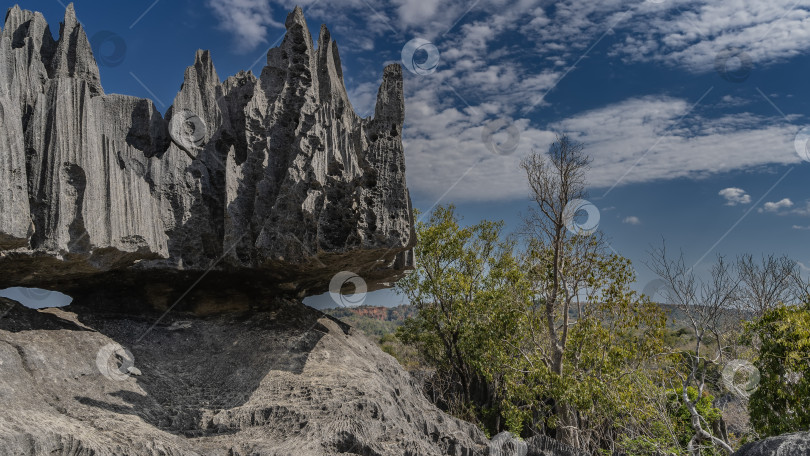 Скачать Причудливые карстовые скалы на фоне голубого неба и облаков. фотосток Ozero