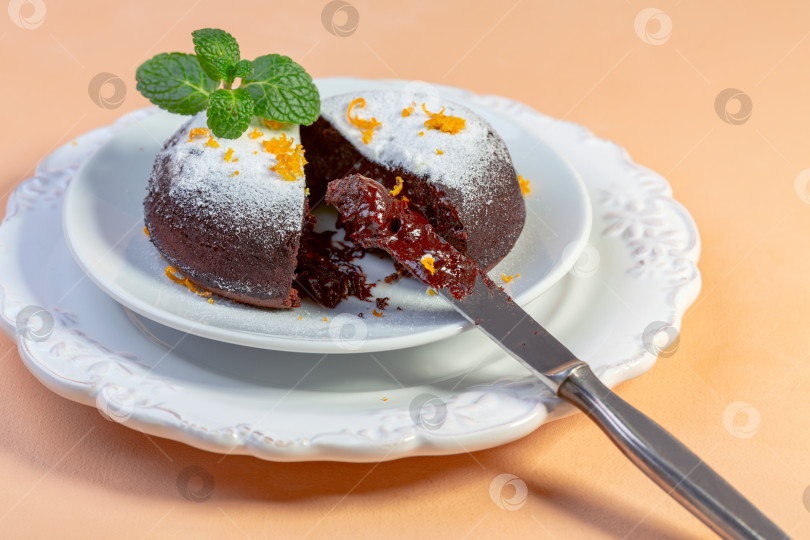 Скачать Шоколадный торт с какао-порошком и апельсиновой цедрой. фотосток Ozero