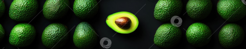 Скачать Фотореалистичный ровный слой ярко-зеленых авокадо на черном фоне фотосток Ozero