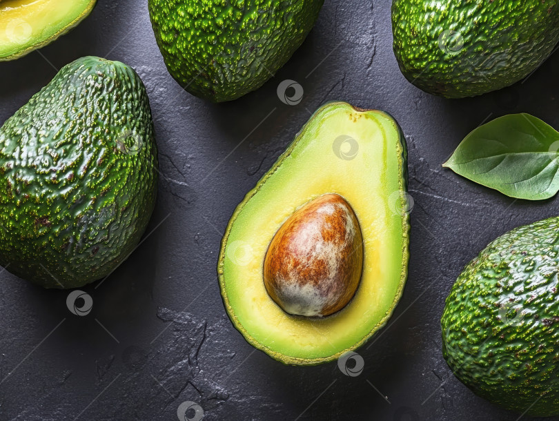 Скачать Вид сверху на свежее ассорти из авокадо для здорового питания и кулинарного использования фотосток Ozero