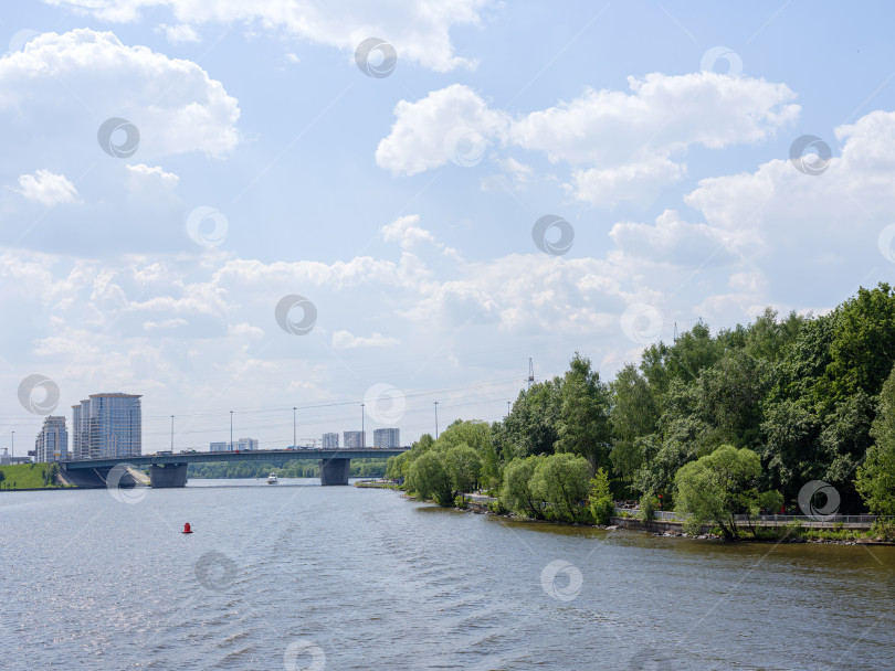 Скачать мост через реку и городские дома вдалеке фотосток Ozero