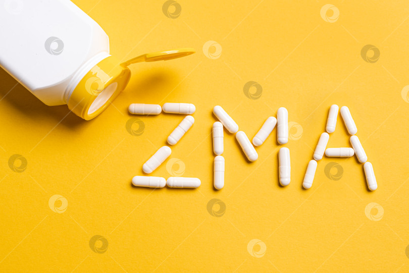 Скачать Капсулы и флакон с пищевой добавкой ZMA фотосток Ozero