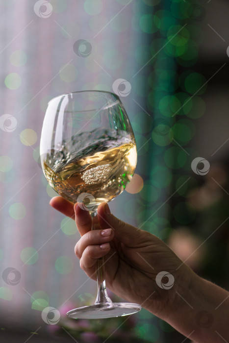 Скачать Бокал белого вина фотосток Ozero