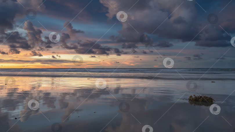 Скачать Прекрасный закат над океаном. Пастельные тона. фотосток Ozero