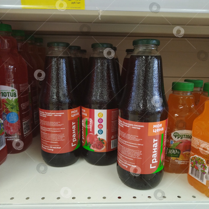 Скачать Отдел гранатового сока в магазине "Магнит". фотосток Ozero