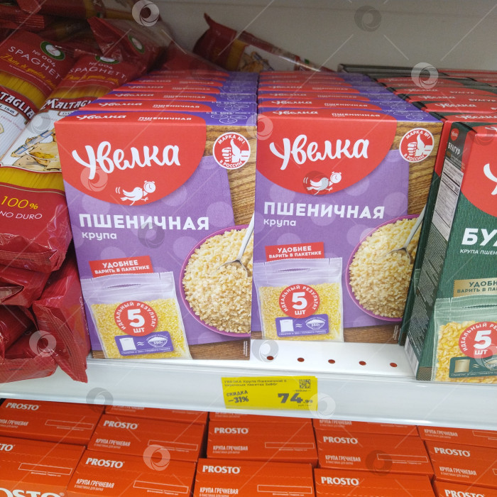 Скачать Отдел пшеничной крупы в магазине "Магнит". фотосток Ozero