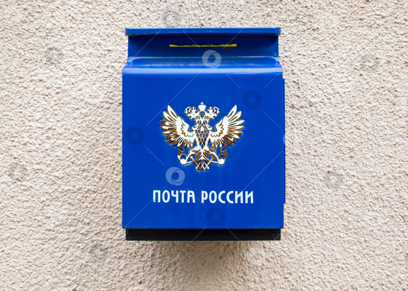 Скачать Почтовый ящик Почты России на стене здания почты фотосток Ozero