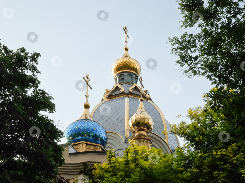 Скачать Церковь Святого Пантелеймона  с золотыми куполами   на закате в городе Ессентуки фотосток Ozero