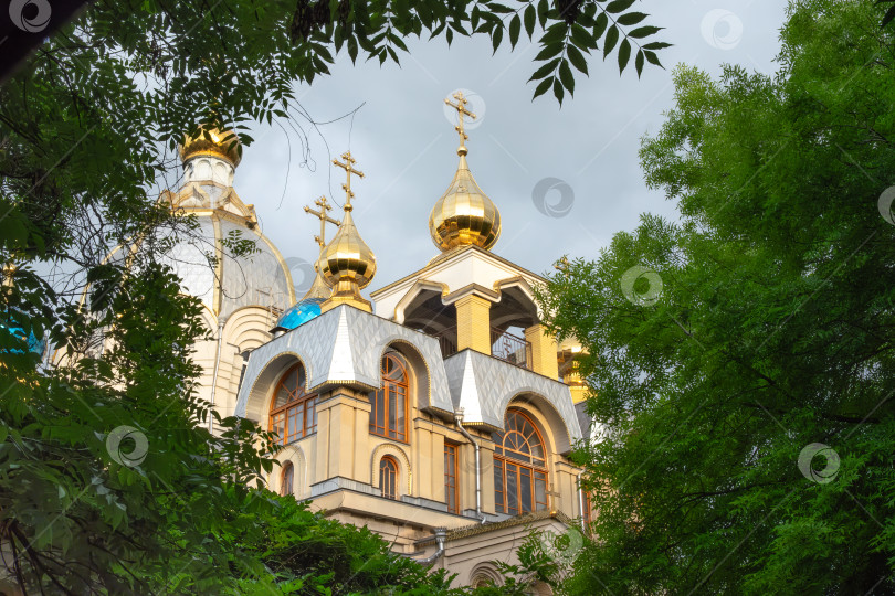 Скачать Церковь Святого Пантелеймона  с золотыми куполами в  на закате в городе Ессентуки фотосток Ozero