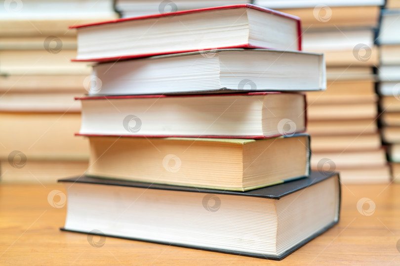 Скачать Стопка книг в библиотеке. Символ знаний и учености. фотосток Ozero
