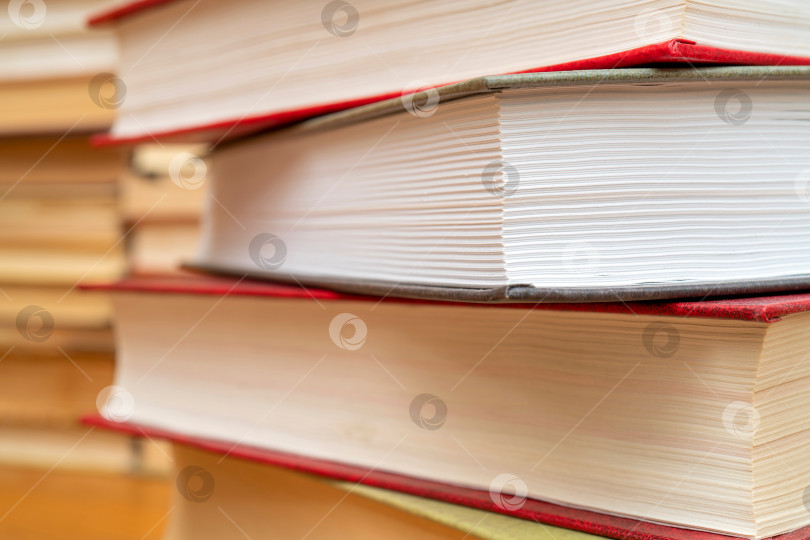Скачать Стопка книг в библиотеке. Символ знаний и учености. фотосток Ozero