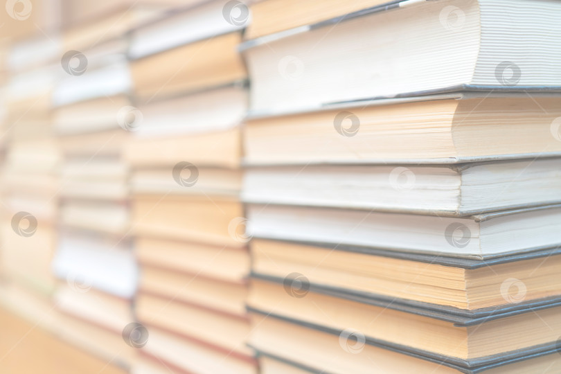 Скачать Ряды книг в библиотеке. Фон для текста. Символ знаний и учености. фотосток Ozero