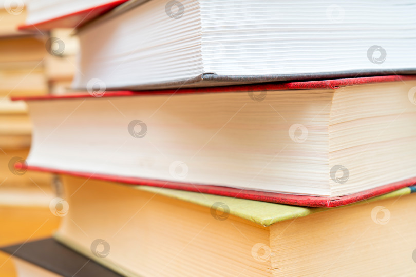 Скачать Стопка книг в библиотеке. Символ знаний и учености. фотосток Ozero