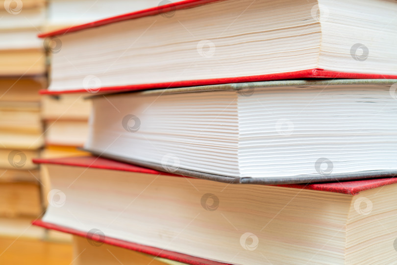 Скачать Стопка книг в библиотеке. Символ знаний и учености. фотосток Ozero