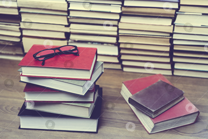 Скачать Очки на фоне книг. Символ знаний, науки, учебы, мудрости. фотосток Ozero