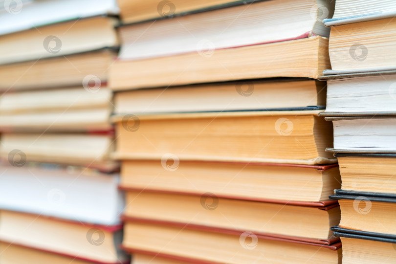 Скачать Ряды книг в библиотеке. Фон для текста. Символ знаний и учености. фотосток Ozero