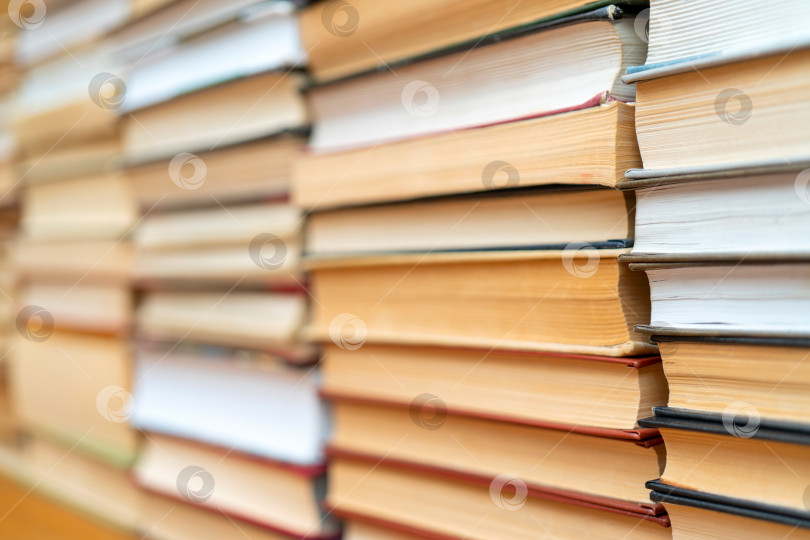 Скачать Ряды книг в библиотеке. Фон для текста. Символ знаний и учености. фотосток Ozero