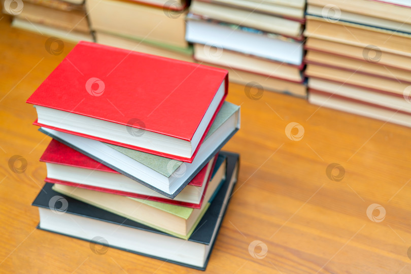 Скачать Стопка книг в библиотеке. Символ знаний и учености. фотосток Ozero