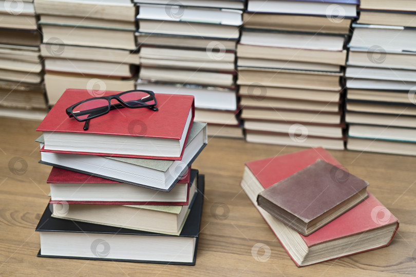 Скачать Очки на фоне книг. Символ знаний, науки, учебы, мудрости. фотосток Ozero