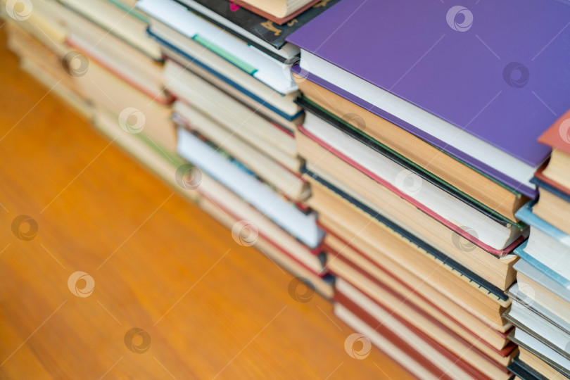 Скачать Ряды книг в библиотеке. Фон для текста. Символ знаний и учености. фотосток Ozero