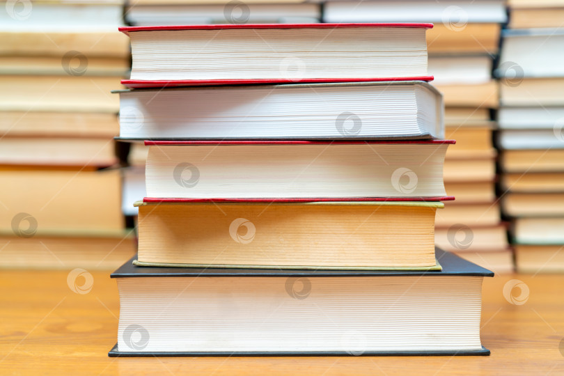 Скачать Стопка книг в библиотеке. Символ знаний и учености. фотосток Ozero