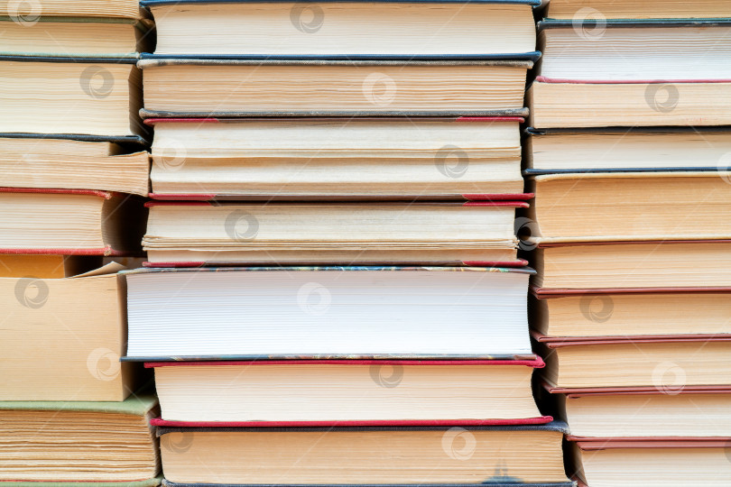 Скачать Ряды книг в библиотеке. Фон для текста. Символ знаний и учености. фотосток Ozero