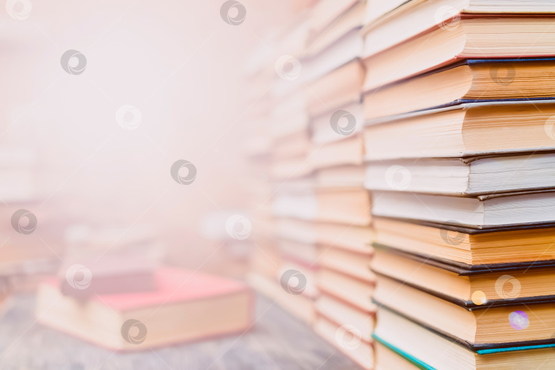 Скачать Ряды книг в библиотеке. Фон для текста. Символ знаний и учености. фотосток Ozero