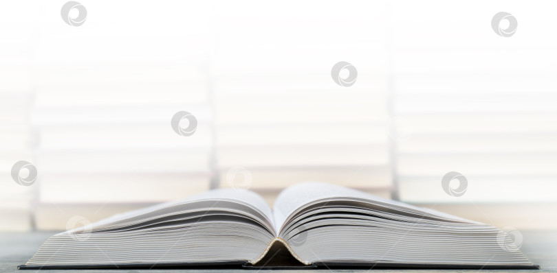 Скачать Страницы открытой книги. Символ знания, науки, учебы, мудрости. фотосток Ozero