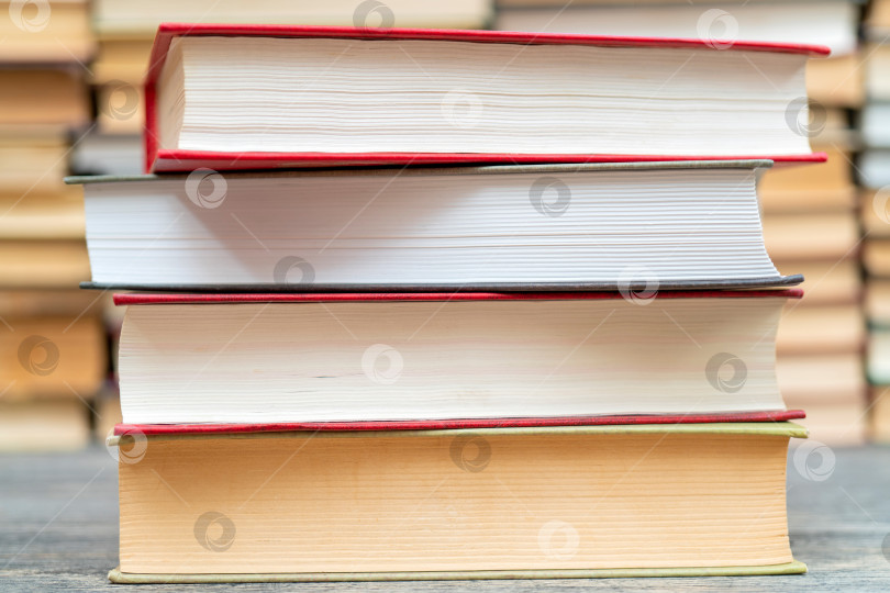 Скачать Стопка книг в библиотеке. Символ знаний и учености. фотосток Ozero