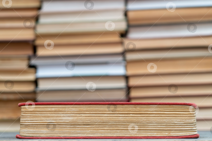 Скачать Старинная книга в красной обложке. Символ знаний и учености. фотосток Ozero