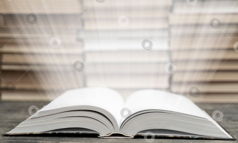 Скачать Страницы книги излучают свет. Символ мудрости, знаний и учености. фотосток Ozero
