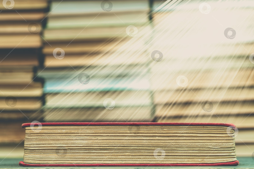 Скачать Старинная книга в красной обложке. Символ знаний и учености. фотосток Ozero
